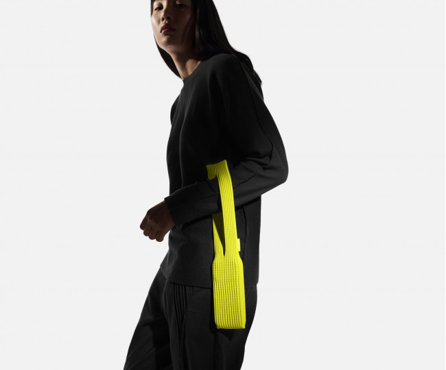 Аксесуар для захисту та комфортного використання iPhone Pocket by ISSEY MIYAKE - Short